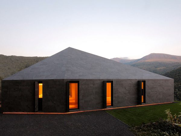 Villa Montebar, el monolito de JM Arquitecture en los Alpes suizos