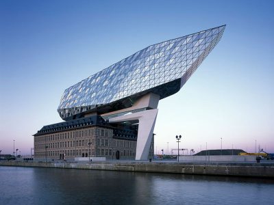 Zaha Hadid Architects diseña las nuevas oficinas portuarias de Amberes. Fotografía: Helene Binet.