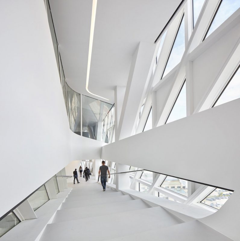Zaha Hadid Architects diseña las nuevas oficinas portuarias de Amberes. Fotografía: Hufton + Crow.