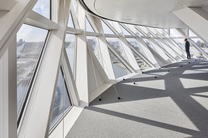 Zaha Hadid Architects diseña las nuevas oficinas portuarias de Amberes. Fotografía: Hufton + Crow.