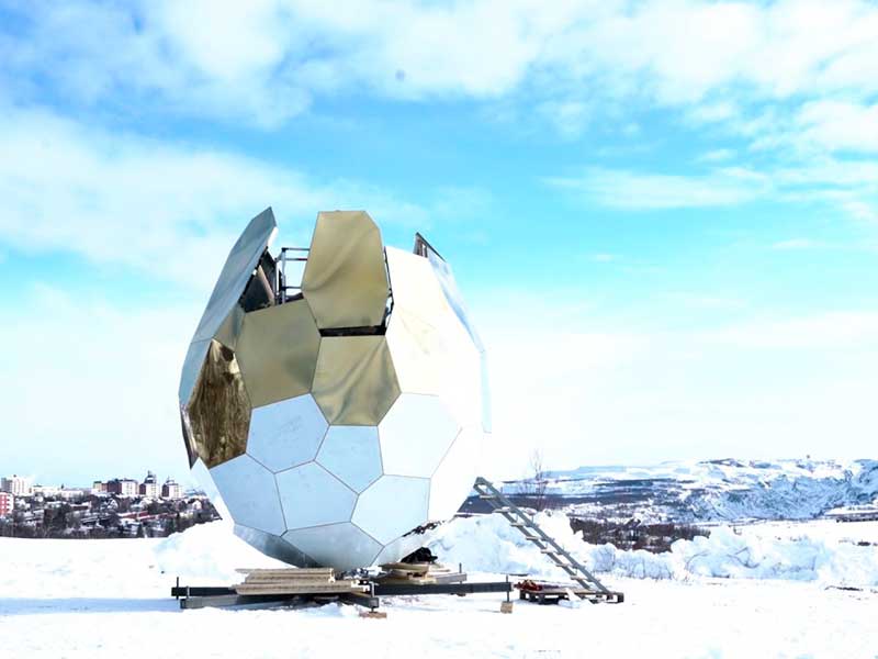 Solar Egg, la sauna poliédrica de Bigert & Bergström en Suecia .