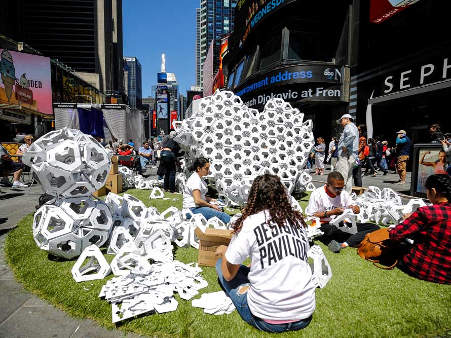 Make America ♥ Again, instalación de Collective Paper Aesthetics en Times Square