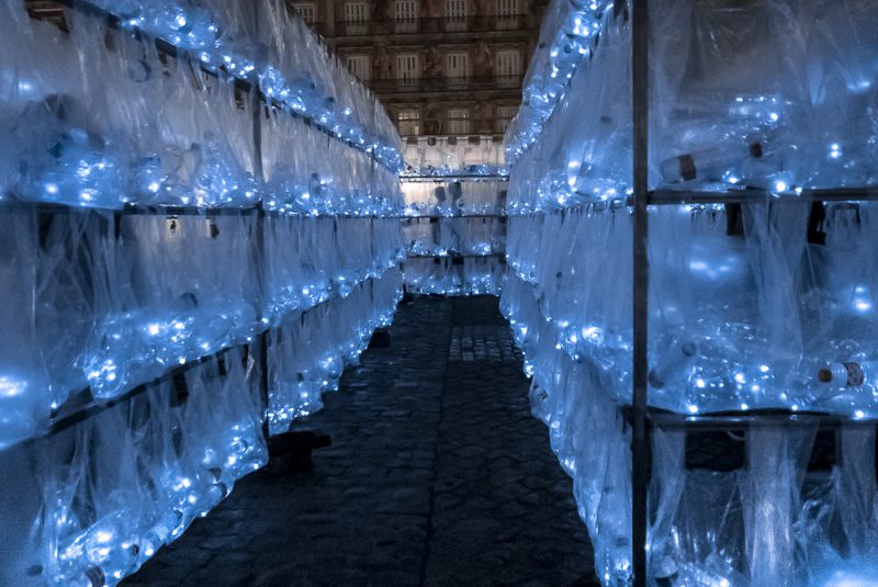 Luz Interruptus construye un Laberinto de Residuos Plásticos en Madrid. ©Lola Martínez