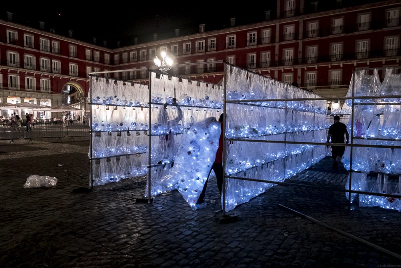 Luz Interruptus construye un Laberinto de Residuos Plásticos en Madrid. ©Lola Martínez