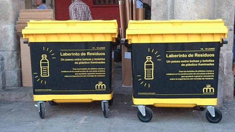 Luz Interruptus construye un Laberinto de Residuos Plásticos en Madrid. ©Lola Martínez