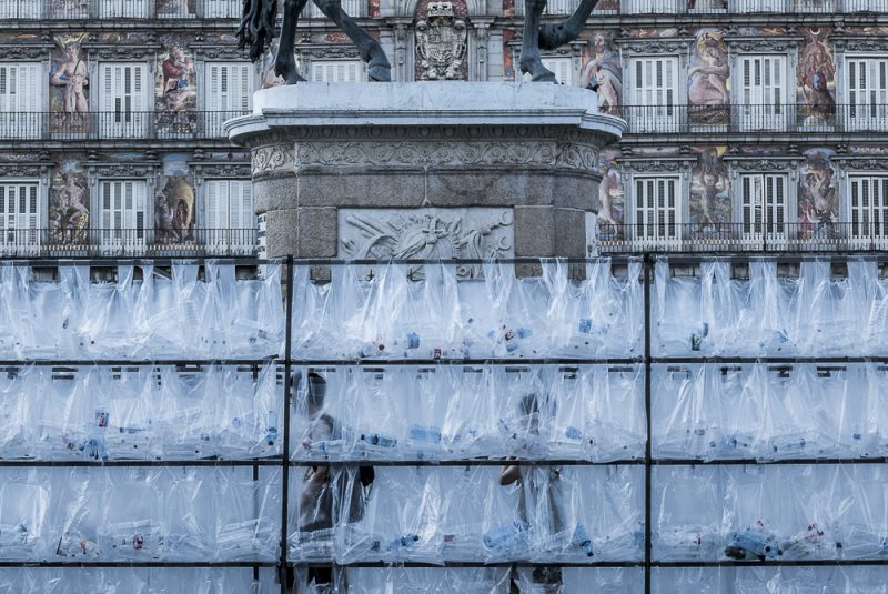 Luz Interruptus construye un Laberinto de Residuos Plásticos en Madrid. ©Lola Martínez