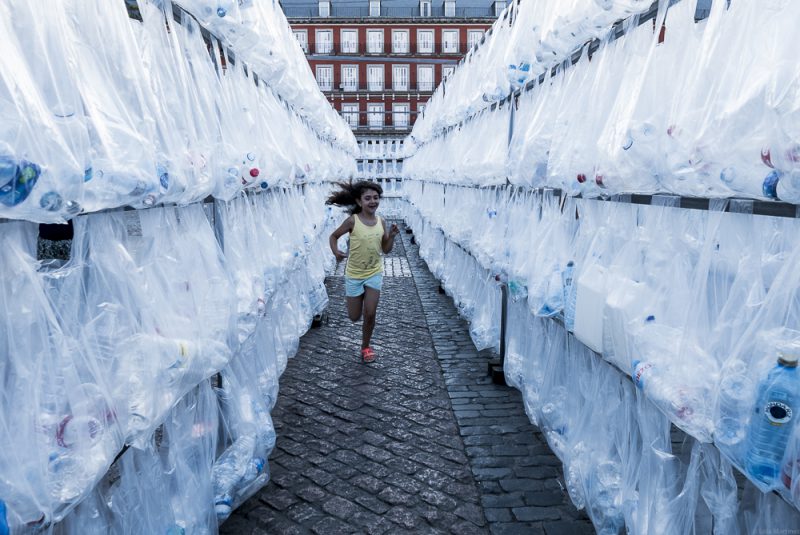 Luz Interruptus construye un Laberinto de Residuos Plásticos en Madrid. ©Lola Martínez