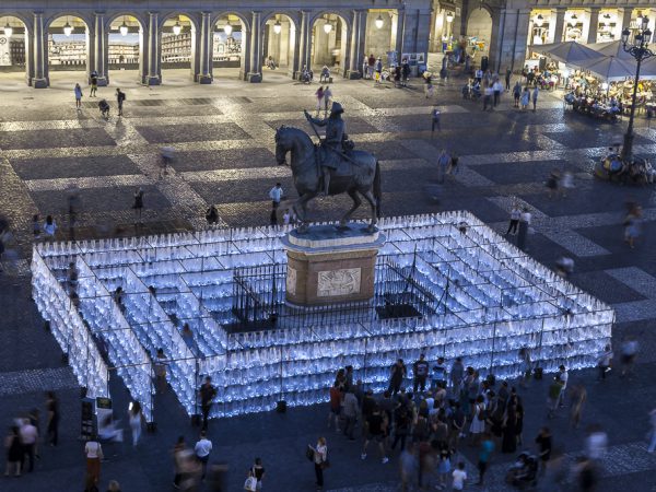 Luz Interruptus construye un Laberinto de Residuos Plásticos en Madrid. ©Lola Martínez