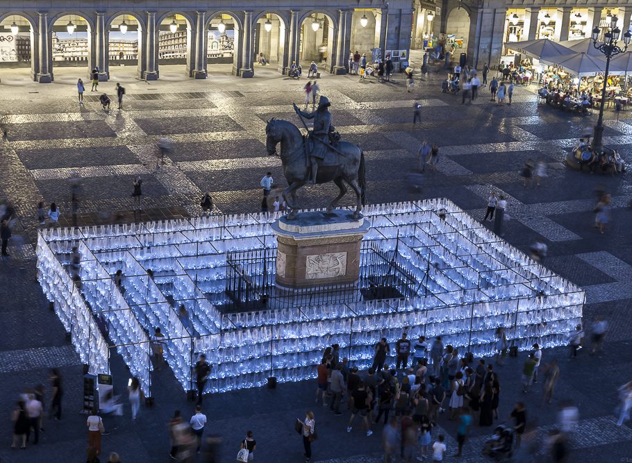 Luz Interruptus construye un laberinto de residuos plásticos en Madrid