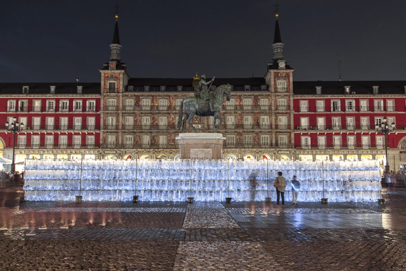 Luz Interruptus construye un Laberinto de Residuos Plásticos en Madrid. ©Lola Martínez