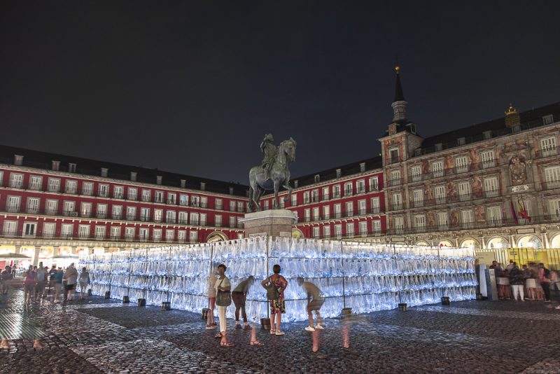 Luz Interruptus construye un Laberinto de Residuos Plásticos en Madrid. ©Lola Martínez