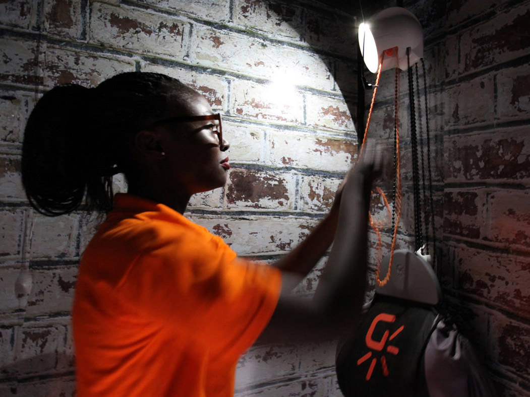 Iluminación sostenible: GravityLight, una lámpara de contrapeso solidaria