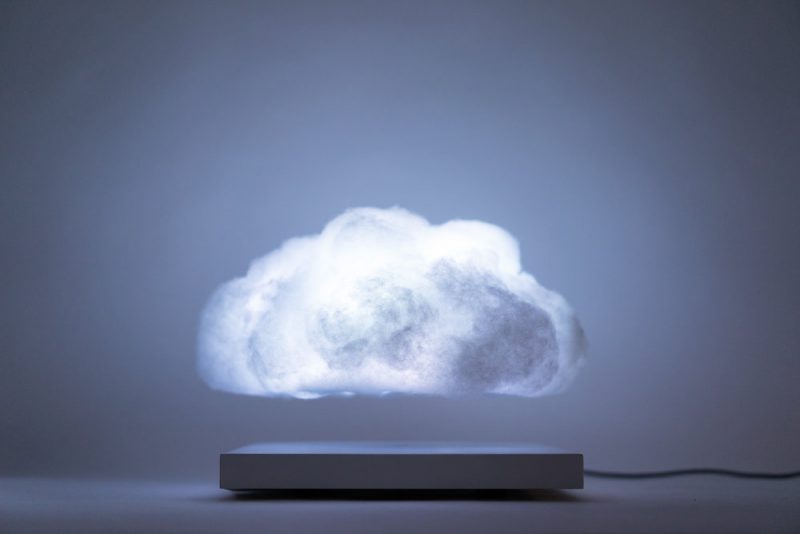 Floating Cloud, la lámpara magnética levitante de Richard Clarkson Studio