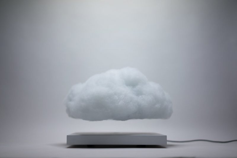 Floating Cloud, la lámpara magnética levitante de Richard Clarkson Studio