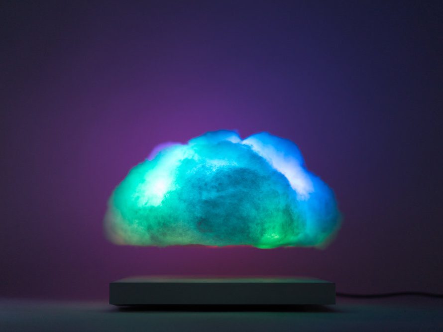 Floating Cloud, lámpara levitante de Richard Clarkson Studio