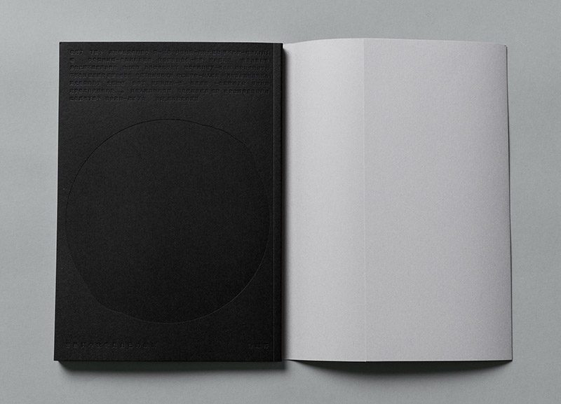 Un libro de poemas en blanco y negro. Diseño de Yi-Hsuan Li