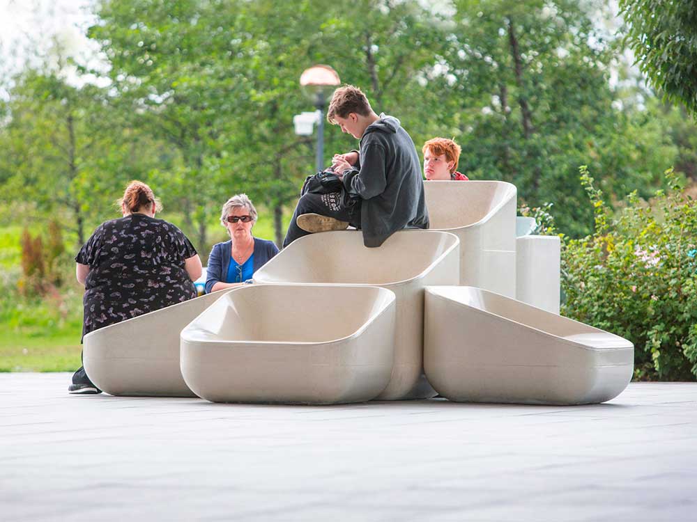 Steps, de Raw Edges: los sillones de hormigón colonizan el espacio público