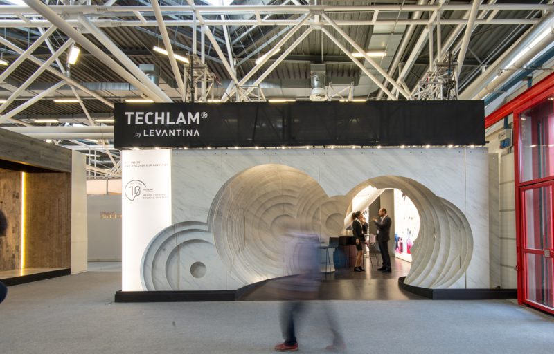 Rocamora diseña un espectacular stand para Techlam by Levantina en Cersaie.