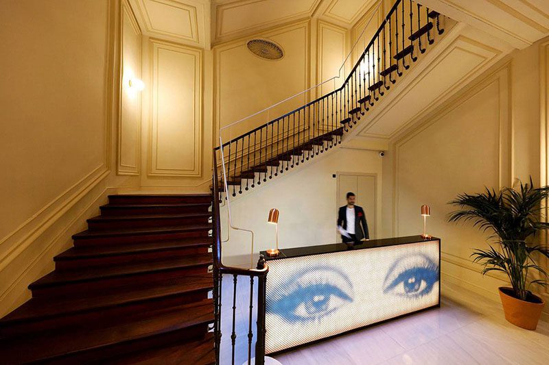 El Gallinero diseña la señalética de Axel Hotel Madrid