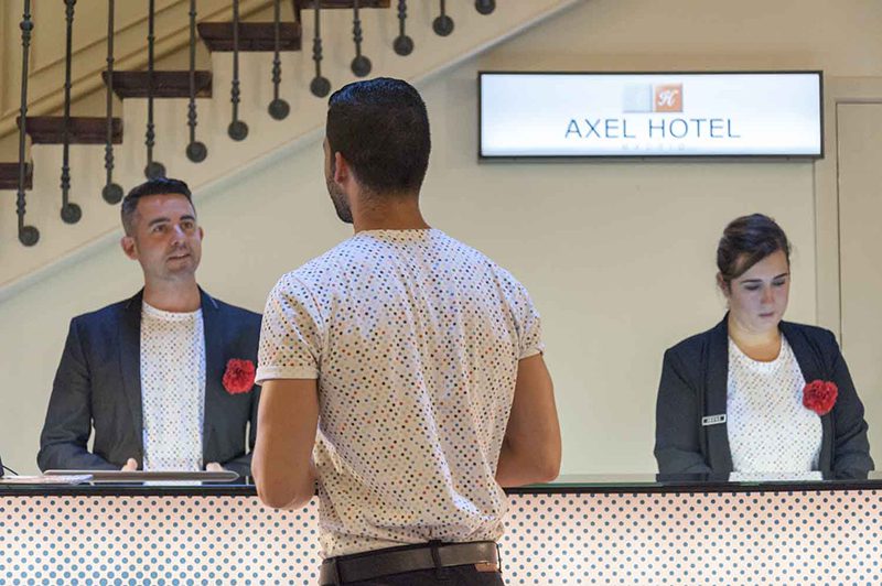 El Gallinero diseña la señalética de Axel Hotel Madrid