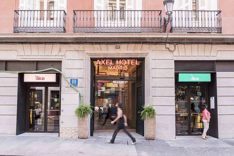 El Gallinero diseña la señalética de Axel Hotel Madrid