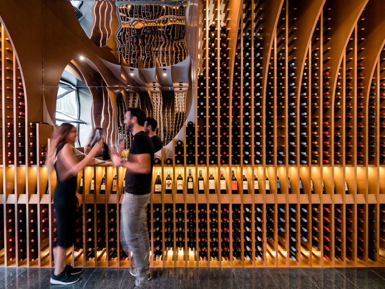 De Vinos y Viandas, la vinoteca abovedada de Zooco Estudio en ...