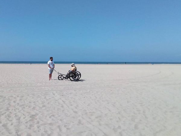 Diseño inclusivo: SandRoller, la silla de ruedas de playa diseñada por alumnos de la UPV