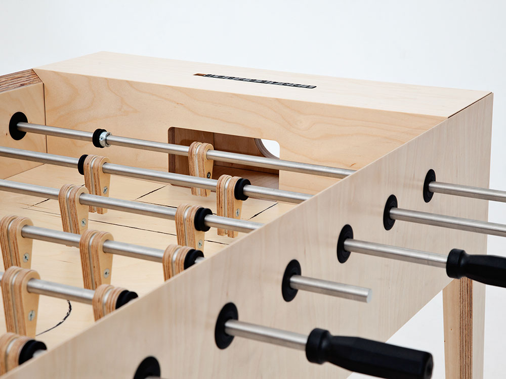 Plywood Foosball 2.0, de Slava Balbek. La elegancia de un futbolín