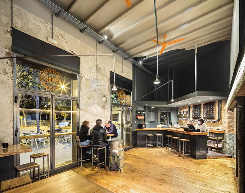 Hoppiness Beer Bar, la taberna popular de Jordi Ginabreda Studio