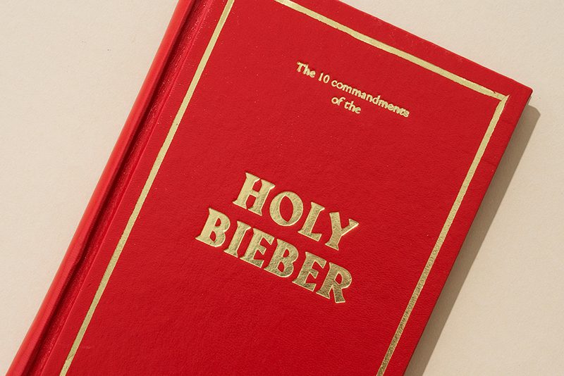 The Holy Bieber, la biblia para los fans de Justin Bieber