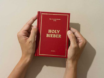 The Holy Bieber, Ángela Monteiro y María Gómez-Senent, 2017 © Carles Rodrigo