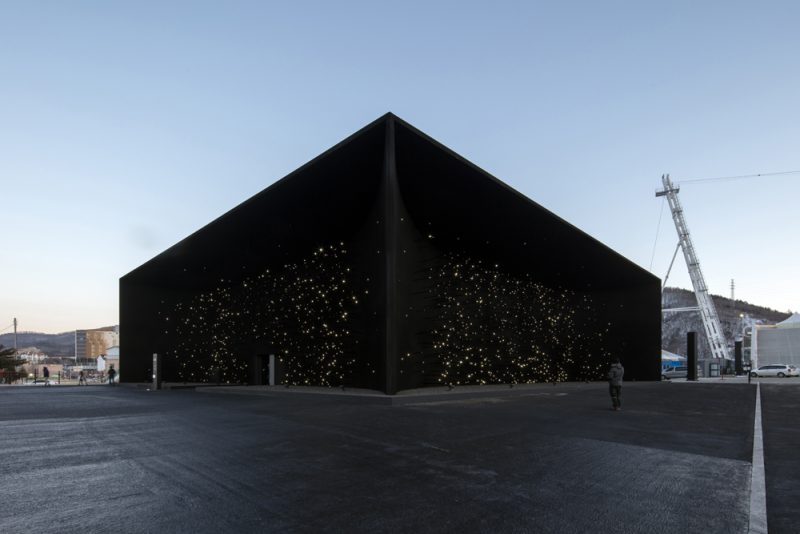 Asif Khan viste un pabellón de Vantablack VBx2 para los juegos olímpicos de Corea del Sur. Fotografía: Luke Hayes