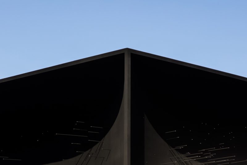 Asif Khan viste un pabellón de Vantablack VBx2 para los juegos olímpicos de Corea del Sur. Fotografía: Luke Hayes