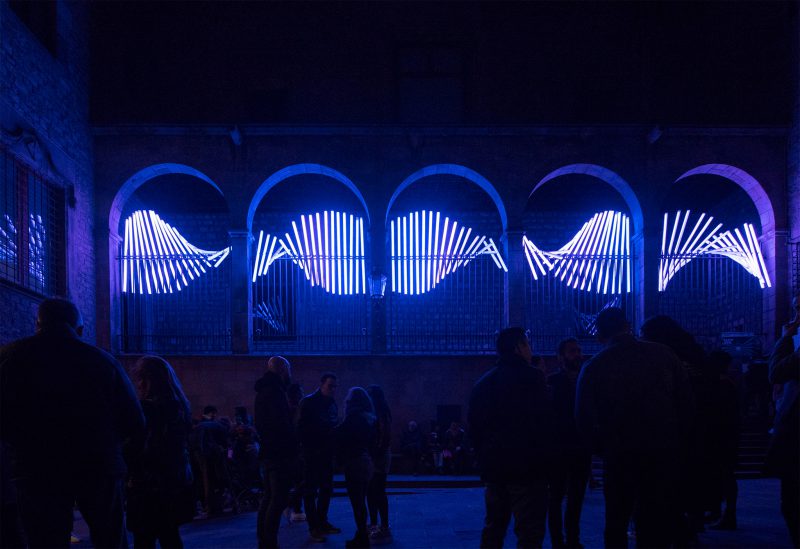 El IED Barcelona presenta la instalación “People are light” en el patio del Espacio Simon 100 durante el festival Llum BCN 2018