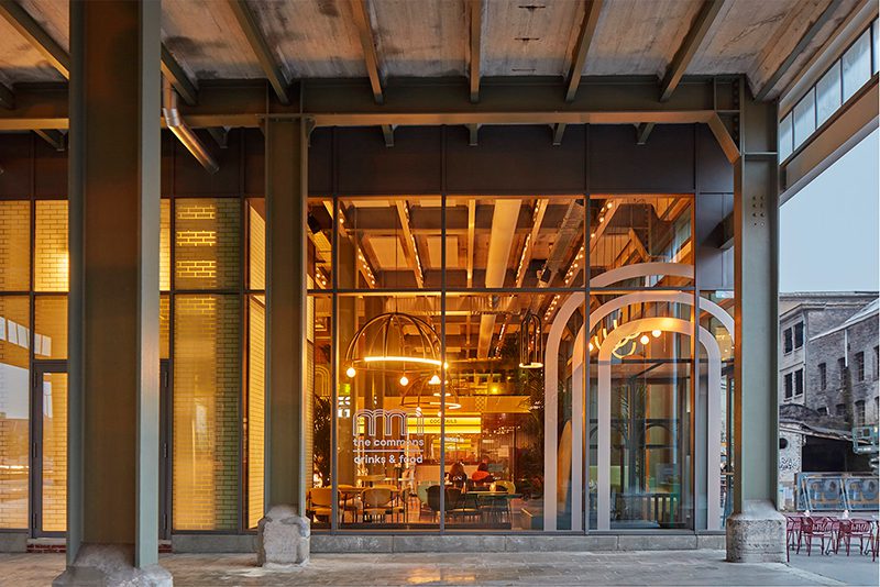 The Commons, un restaurante contemporáneo con aires industriales de Studio Modijefsky