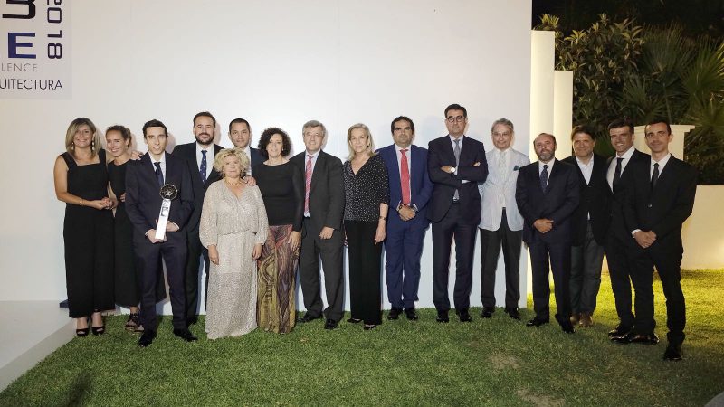 La presidenta de DOM3, Laura Pou, junto al alcalde de Estepona, José Mª Gª Urbano y el gerente de DEI-Homes, Antonio Bazán 2.