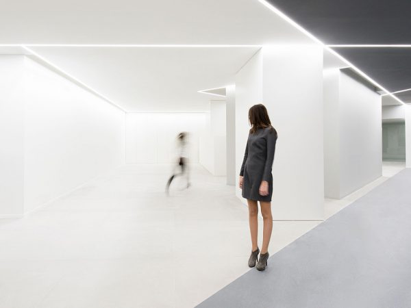 Oficinas de ARV. La luz como experience design