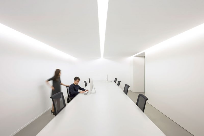 Oficinas de ARV. La luz como experience design