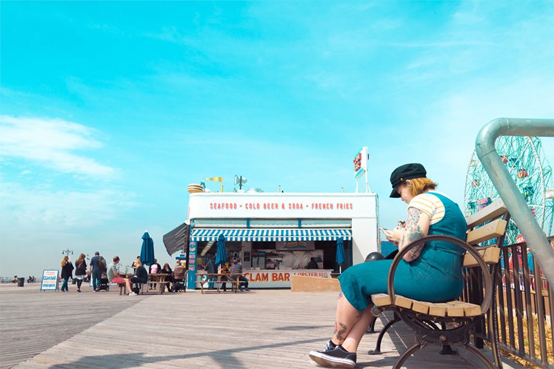 El azul de Coney Island tras el objetivo de Skander Khlif