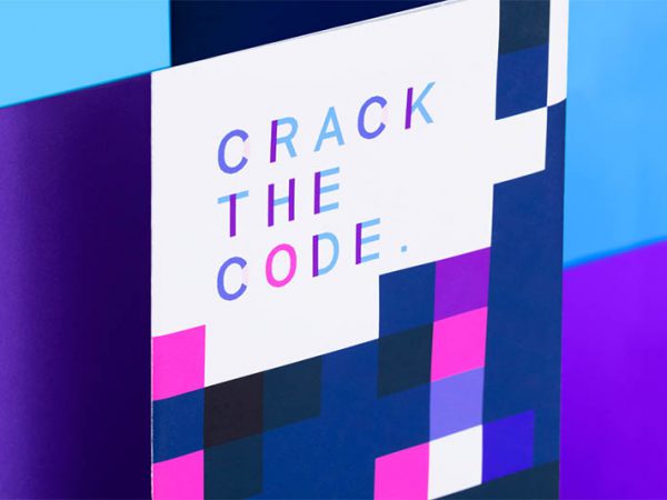 Estética informática en la imagen de Crack The Code, diseñada por Futura