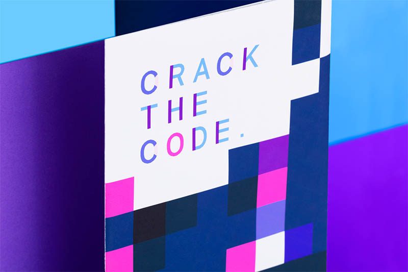 Estética informática en la imagen de Crack The Code, diseñada por Futura