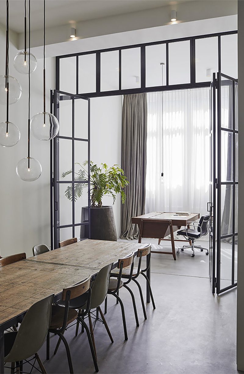 Un atelier convertido en apartamentos privados por el Estudio Modijefsky