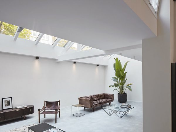 Un atelier convertido en apartamentos privados por el Estudio Modijefsky