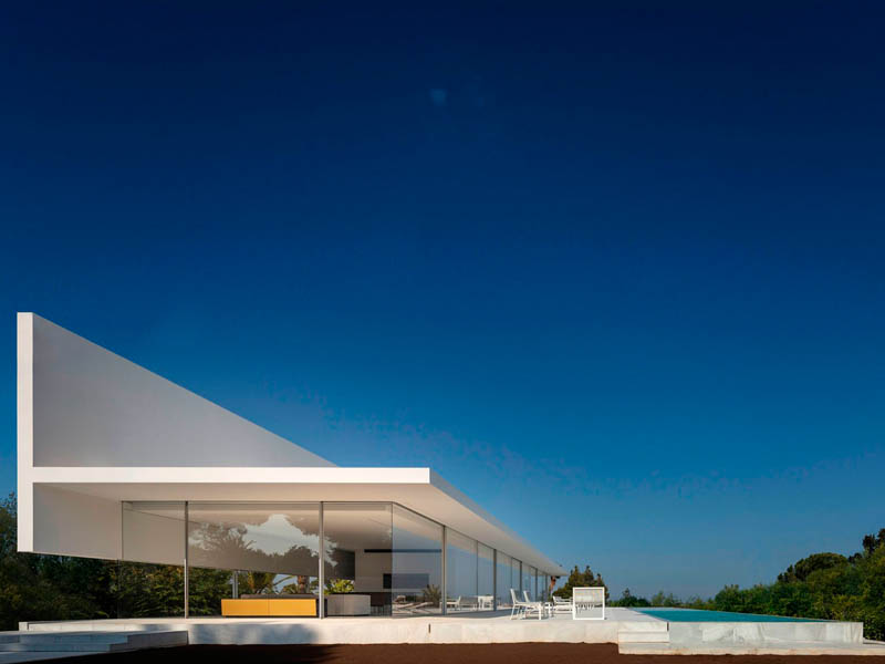 Casa Hofmann, un proyecto Fran Silvestre. Luz natural, rodeada de jardines y con vista al mar