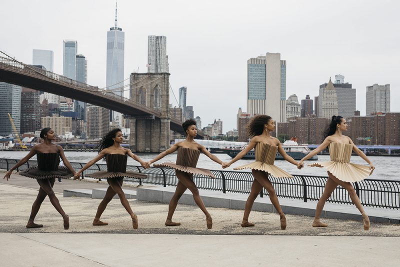 PLI.É, un proyecto de Pauline Loctin y Melika Dez. Danza, ciudades y papel doblado