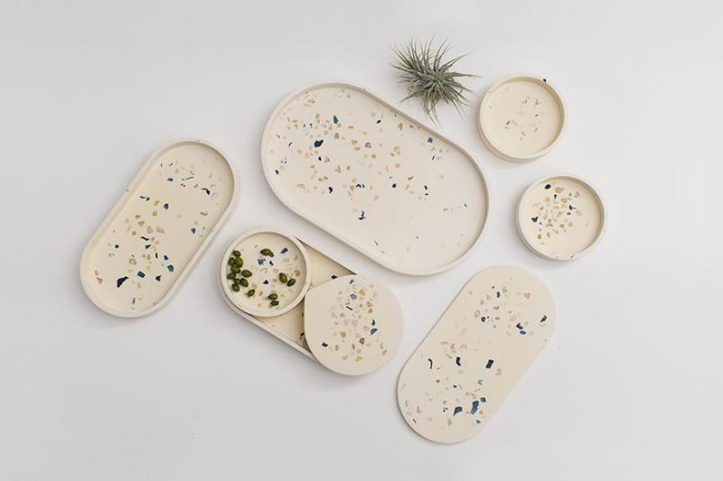 Juan Ruiz Rivas es diseñador industrial y se especializó en el diseño artesanal con materiales nobles y naturales. Muestra de ello es su línea Terrazo Pieces que busca llevar la estética de los suelos de terrazzo a los objetos cotidianos de sobremesa.