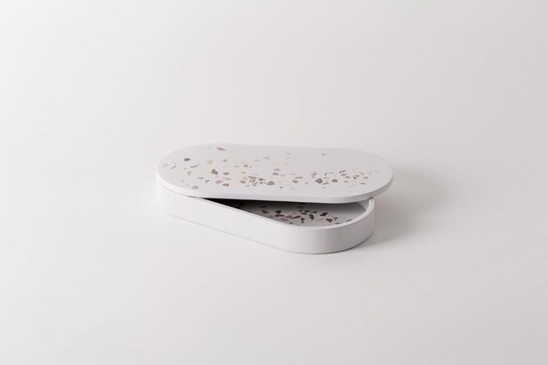 Juan Ruiz Rivas es diseñador industrial y se especializó en el diseño artesanal con materiales nobles y naturales. Muestra de ello es su línea Terrazo Pieces que busca llevar la estética de los suelos de terrazzo a los objetos cotidianos de sobremesa.