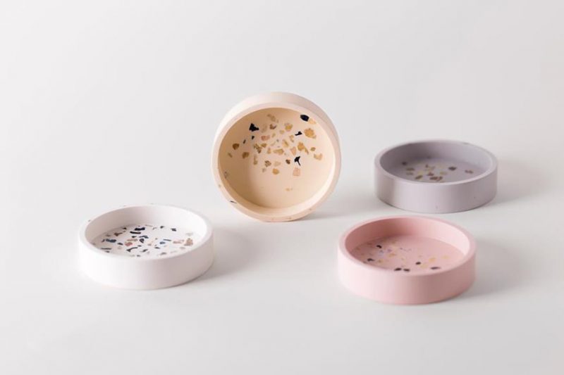 Juan Ruiz Rivas es diseñador industrial y se especializó en el diseño artesanal con materiales nobles y naturales. Muestra de ello es su línea Terrazo Pieces que busca llevar la estética de los suelos de terrazzo a los objetos cotidianos de sobremesa.
