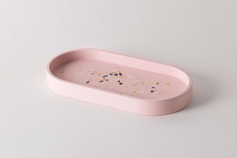 Juan Ruiz Rivas es diseñador industrial y se especializó en el diseño artesanal con materiales nobles y naturales. Muestra de ello es su línea Terrazo Pieces que busca llevar la estética de los suelos de terrazzo a los objetos cotidianos de sobremesa.