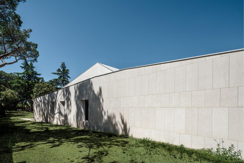 Casa M4, de Zooco Estudio. Volúmenes de piedra caliza en la sierra madrileña